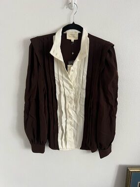 Tuckernuck x India Hicks Contrast Collar Blouse in Brown and Cream, size XS